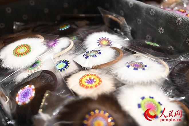 活力內(nèi)蒙古 | “太陽(yáng)姑娘”巧手“生花”，鄂溫克族手工藝借互聯(lián)網(wǎng)走向世界